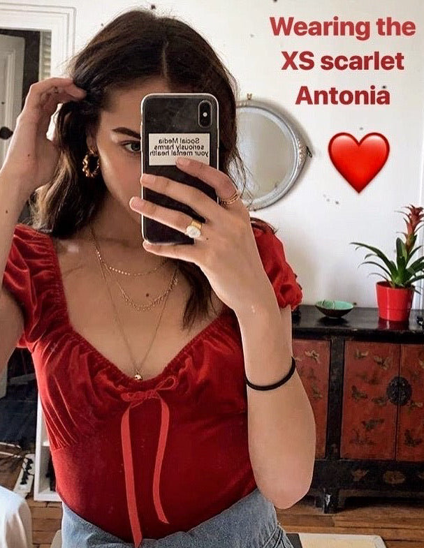 Antonia - scarlet
